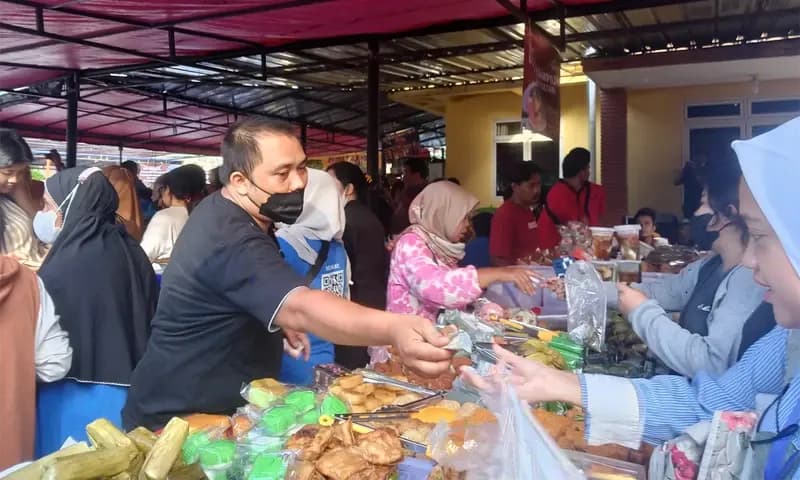 Warga ramai-ramai berburu aneka makanan sebagai menu buka puasa di hari pertama Ramadan di Pasar Takjil  Benhil, Jakarta Pusat, Kamis (23/3/2023). (Foto: Parboaboa/Apri)
