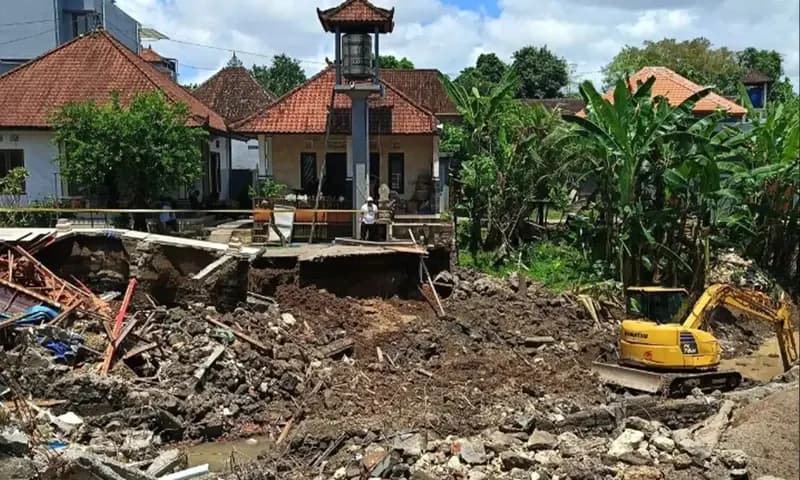Satu buah alat berat dari Tim SAR dikerahkan untuk mencari korban banjir di Residence Bukit Tinggi, Banjar Kelod Kauh, Desa Mengwitani, Kecamatan Mengwi, Kabupaten Badung, Bali, Jumat (12/9/2025). (Foto: Dok. ANTARA)