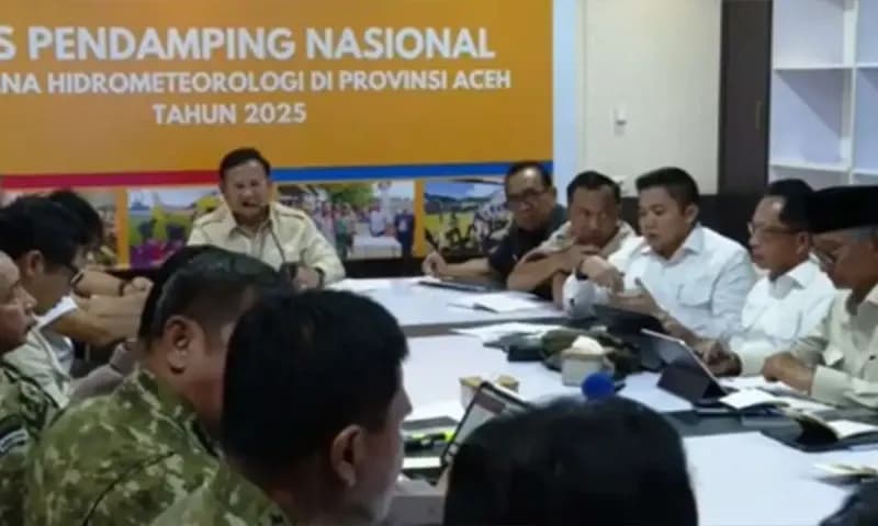 Presiden Prabowo Subianto (tengah) memimpin rapat koordinasi penanganan dampak banjir bandang, (Foto: Dok. Sekretariat Presiden)