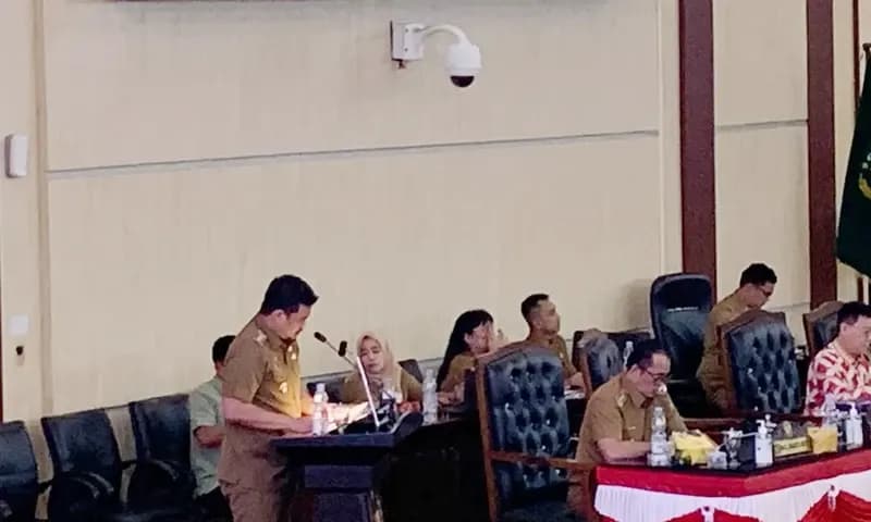 Wali Kota Medan, Bobby Afif Nasution (kiri) mengajukan Rancangan Anggaran Pendapatan dan Belanja Daerah (RAPBD) Medan 2024 sebesar Rp7,99 triliun, saat rapat paripurna DPRD, Selasa (19/9/2023). (Foto: PARBOABOA/Sondang)