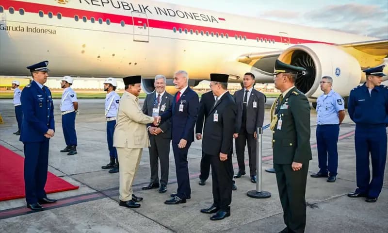 Presiden Republik Indonesia Prabowo Subianto disambut sejumlah petinggi negara Brazil saat tiba di Air Base Galeão, Rio de Janeiro pada Sabtu (5/7/2025) pagi. (Foto: dok. BPMI Setpres)