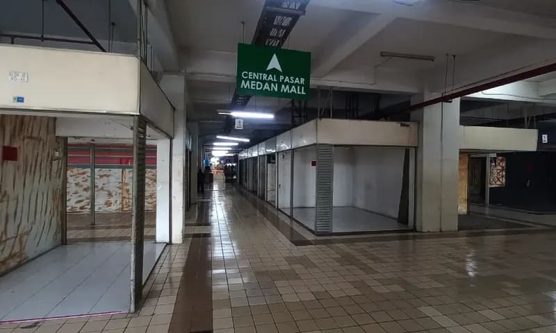 Kondisi kios-kios di Pasar Central Medan yang memilih tutup akibat sepi pembeli. (Foto: PARBOABOA/Susanna Hutapea)