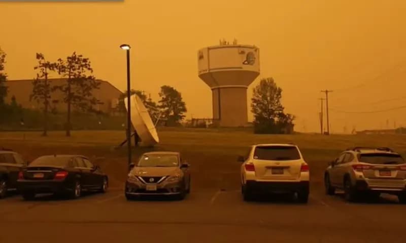 Kebakaran hebat yang melanda ratusan hektar hutan di provinsi Quebec dan Nova Scotia, Kanada, menyebabkan kualitas udara di negara tersebut dan sejumlah negara di Amerika Serikat memburuk. (Foto: Twitter/@@WeatherNation)