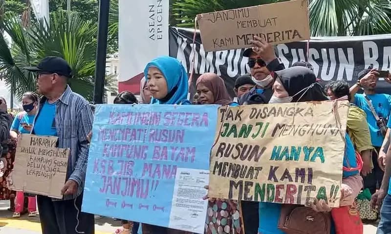 Ratusan warga Kampung Bayam yang tergabung dalam PWKB mendatangi Balai Kota DKI Jakarta nutuk berunjukrasa. Mereka melayangkan somasi kepada PT Jakpro melalui Pemprov DKI menuntut perjanjian yang telah disepakati. (PARBOABOA/Pras)