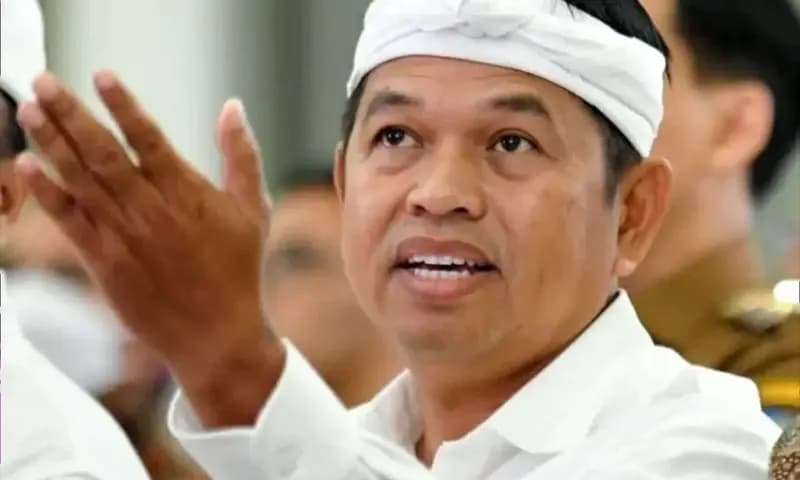 Gubernur Jawa Barat Dedi Mulyadi temui massa aksi saat sedang berdemonstrasi di Gedung DPRD Jawa Barat (Foto: dok. Wiki Ambisius)p