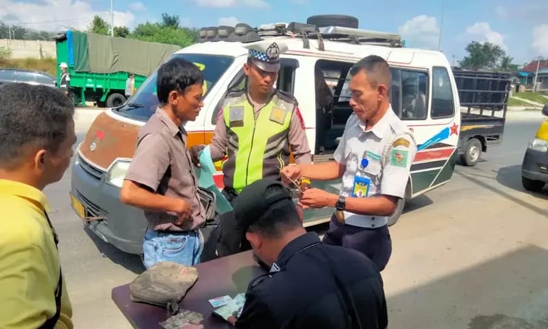Dinas Perhubungan Kabupaten Simalungun melakukan razia kendaraan laik jalan dan ODOL pada 16-27 Oktober 2023, ada 92 pengendara mendapat surat tilang. (Foto: PARBOABOA/ Patrick Damanik)