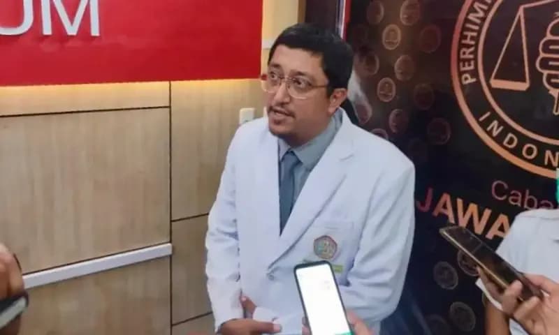 Ketua PDFI Jawa Timur, Nabil Bahasuan saat menjelaskan hasil autopsi korban Kanjuruhan di Universitas Airlangga Surabaya, Rabu (30/11/2022) (Foto: ANTARA/Willi Irawan)