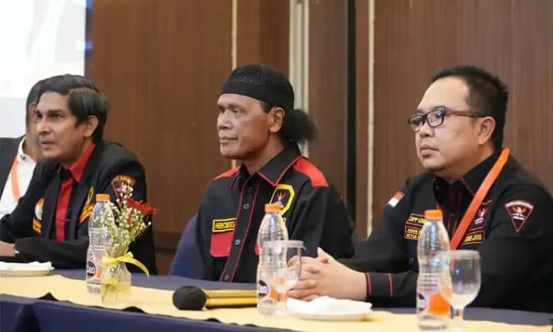 Ketua Umum DPP Grib Jaya, Hercules Rosario de Marshall (Tengah) Saat Membuka Rapat Internal Organisasi. (Foto: Instagram/@gribjaya_id)