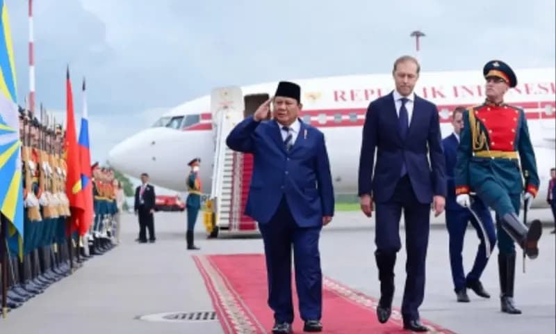 Presiden RI Prabowo Subianto tiba di Bandara Internasional Pulkovo, St. Petersburg, pada Rabu (18/6/2025) malam waktu setempat. (Foto: Dok. BPMI Setpres/Setkab)
