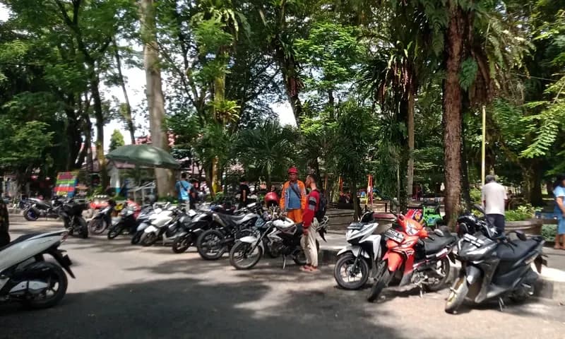 Salah satu titik parkir di Lapangan Merdeka. Penerapan parkir elektronik (E-parking) sedang digodok oleh Dinas Perhubungan (Dishub) Kota Pematang Siantar. (Foto: Parboaboa/Putra)
