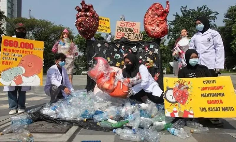 Aktivis lingkungan melakukan aksi Plastic Free July 2025 di Surabaya, Jawa Timur, 16 Juli 2025. Aksi damai yang menyerukan bahaya mikroplastik bagi kesehatan manusia. (Foto: Dok. Tempo)