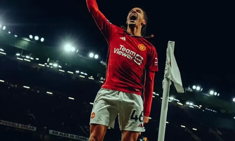 Rencana Sevilla untuk merekrut Hannibal Mejbri dari Manchester United mendapati kendala baru, seiring munculnya minat dari klub Premier League, Everton. Gelombang persaingan untuk memperoleh jasa sang gelandang muda semakin meningkat menjelang jendela tra