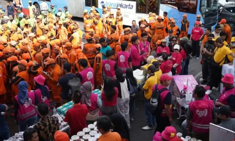 Lebih dari sepuluh brand makanan dan minuman (F&B) lokal, komunitas, dan media berkumpul dalam sebuah aksi sosial bertajuk #LokalBantuWarga di Halte Transjakarta dan JPO Senen pada Kamis (4/9/2023) lalu. (Foto: Dok. ANTARA)