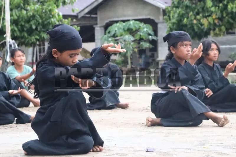 Anak-anak berlatih Dihar di Kabupaten Simalungun (Foto: PARBOABOA/Rizal Tanjung)