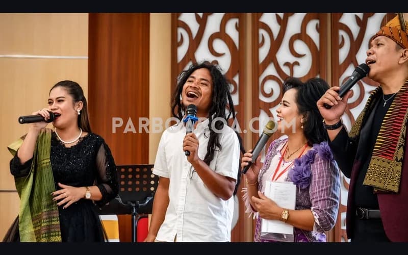 Biduan Simalungun—Zuventus purba, Intan Purba, Dewita Purba, dan Panca Saragih sedang unjuk kemampuan (Foto: Alberto Nainggolan/PARBOABOA)