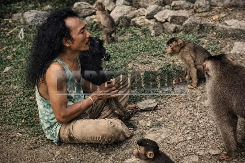 Umar Manik yang mampu berkomunikasi dengan primata (Foto: P. Hasudungan Sirait/PARBOABOA)