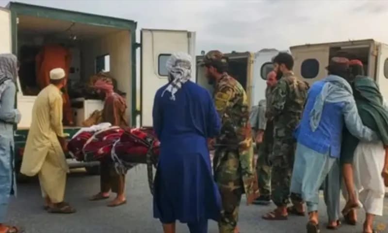 Tentara Taliban dan warga sipil membawa korban gempa ke ambulans di bandara Jalalabad, Afghanistan, 1 September 2025. (Foto: Dok. Reuters)