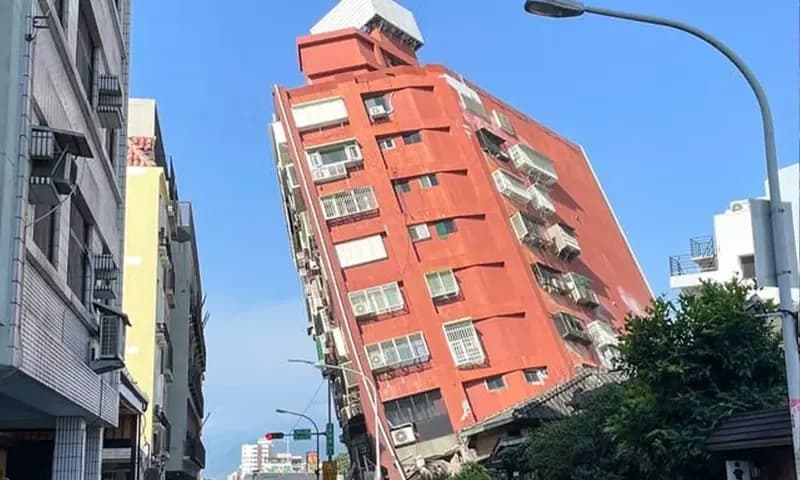 Kondisi salah satu bangunan yang roboh di Taiwan akibat gempa berkekuatan 7,4 M. (Foto: Twitter @Marchfoward)