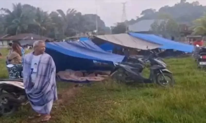 Warga kabupaten Poso, Sulawesi Tengah mengungsi di lapangan sepak bola usai terjadi gempa bumi magnitudo 6,0 di Kecamatan Pamona Tenggara dan Pamona Selatan. (Foto: Dok. ANTARA)