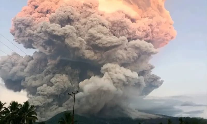 Gunung Lewotobi laki-laki yang terletak di Kabupaten Flores Timur, NTT kembali meletus. (Foto: dok. PVMBG)