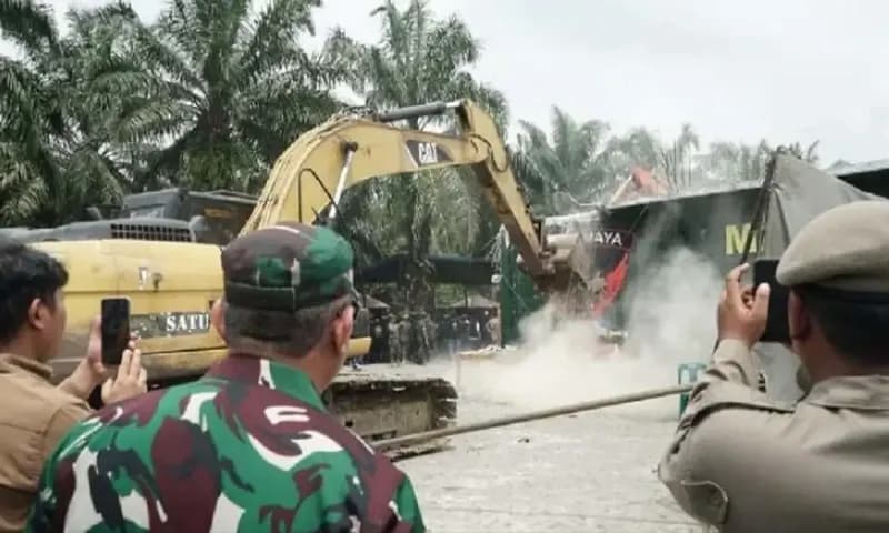 Diskotik Marcopolo sekaligus Markas GRIB Jaya Sumut di Kabupaten Deli Serdang, Sumatra Utara, dirubuhkan pada Kamis, 14 Agustus 2025. (Foto: Dok. Kejati Sumut)