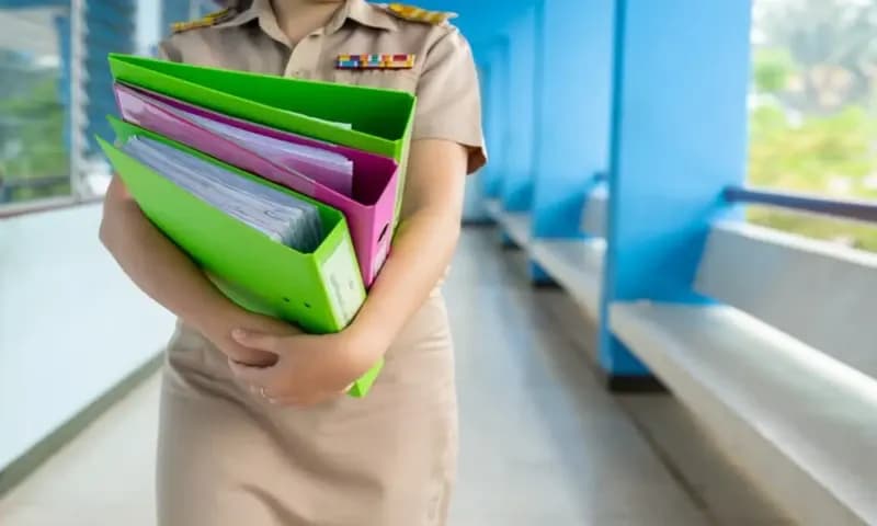 Pemerintah berencana mengangkat guru non-sarjana menjadi ASN. (Foto: Freepik/@jcomp)