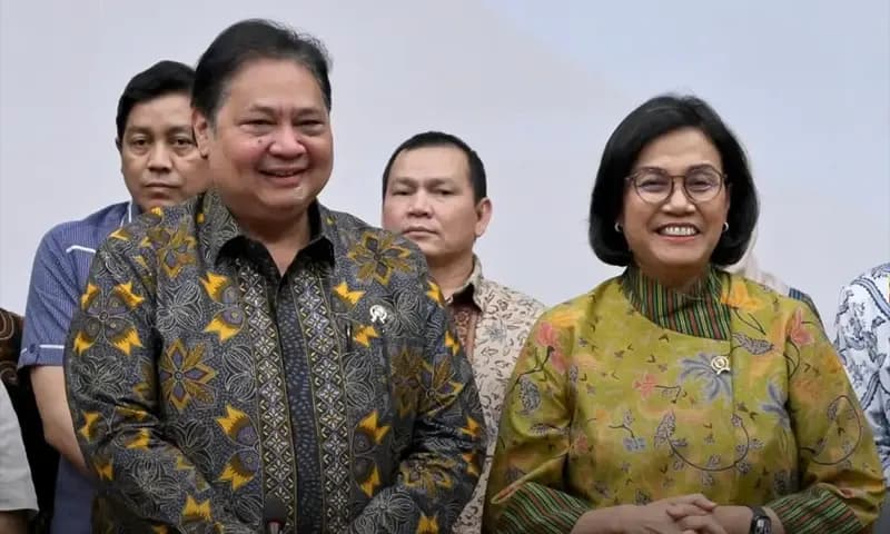 Menteri Keuangan Sri Mulyani Indrawati bersama Menteri Koordinator Bidang Perekonomian Airlangga Hartarto saat konferensi pers di Kantor Kemenko Perekonomian, Selasa (5/8/2025). (Foto: IG/@smindrawati)