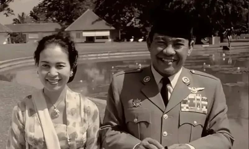 Presiden Soekarno bersama istri Hartini di Istana Bogor, Juli 1964. Mereka sedang menerima kunjungan Dubes Australia untuk Indonesia Mick Shann. (Foto: Instagram @Tal_but)