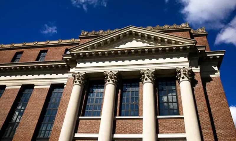 Universitas Harvard menolak tunduk pada larangan menerima mahasiswa internasional. (Foto: website Harvard)