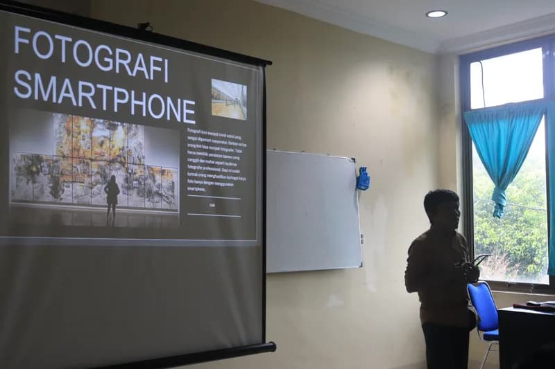 Hotli Simanjuntak memberikan materi di kelas SJP (Foto: PARBOABOA/Rizal Tanjung)