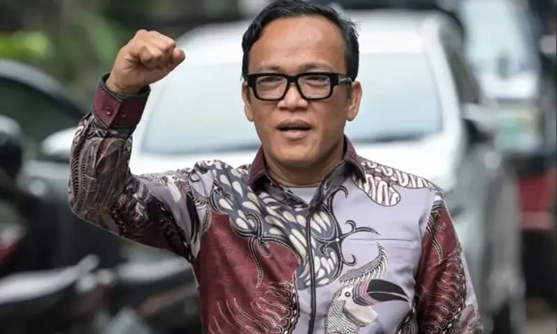Politikus Partai Gerindra Immanuel Ebenezer menyapa wartawan setibanya di kediaman Presiden Terpilih Prabowo Subianto di Jalan Kertanegara, Jakarta Selatan, Selasa (15/10/2024). (Foto: Dok. ANTARA)