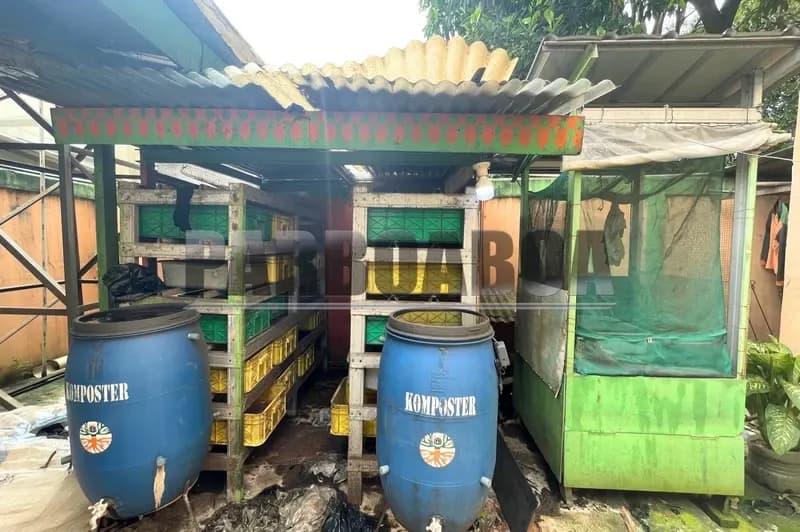 Komposter sebagai alat pengolah sampah organik rumah tangga menjadi pupuk cair (POC) (Foto: PARBOABOA/Defri Ngo).