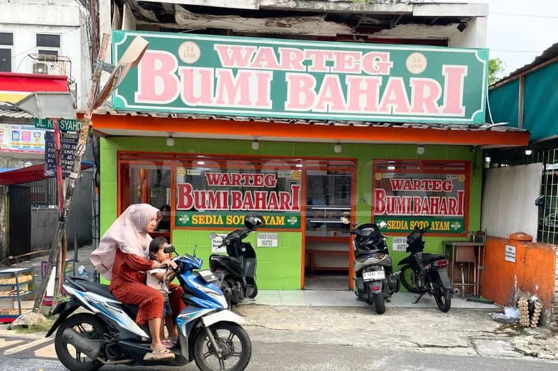 Pengemudi sedang melintas di depan warteg Bumi Bahari (Foto: PARBOABOA/Defri Ngo)