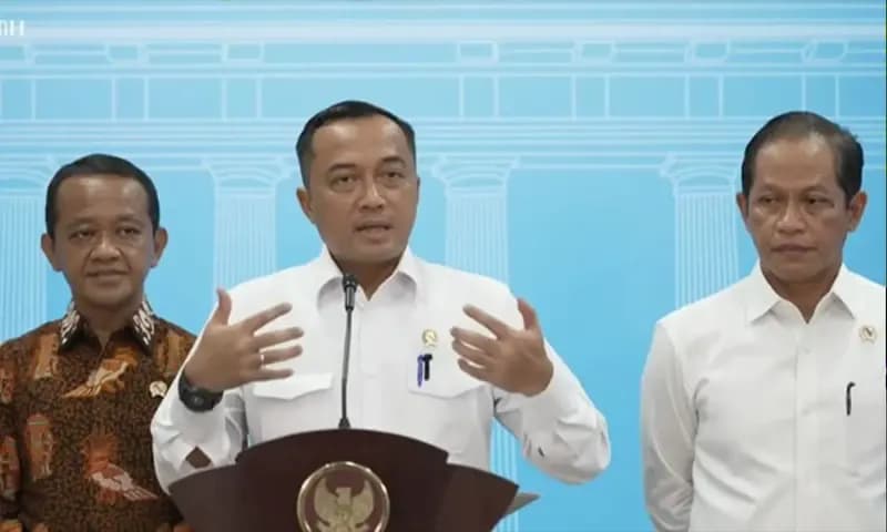 Menteri Sekretaris Negara Prasetyo Hadi menyampaikan Keterangan Pers Terkait Pencabutan 4 IUP di Raja Ampat, di Istana Negara, Selasa (10/6/2025). (Foto: Tangkapan Layar Youtube/Sekretariat Presiden)