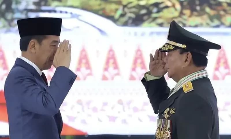 Presiden Joko Widodo menyematkan pangkat Jenderal TNI Kehormatan kepada Menteri Pertahanan Prabowo Subianto, Rabu (28/2/2024) (Foto: Instagram/@prabowo)