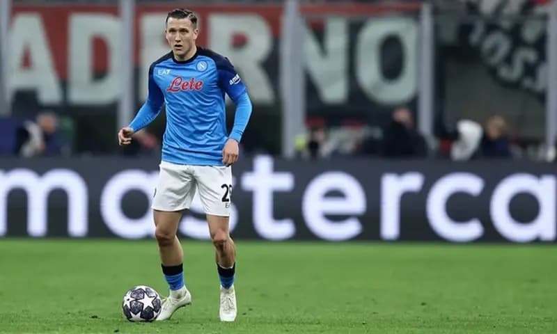 Gelandang andalan Napoli, Piotr Zielinski, semakin mendekati pintu perpisahan dari markas Il Partenopei. Saat masa kontraknya yang segera berakhir, masa depannya menjadi semakin tak pasti. (Foto: Instagram/@zielu_94)