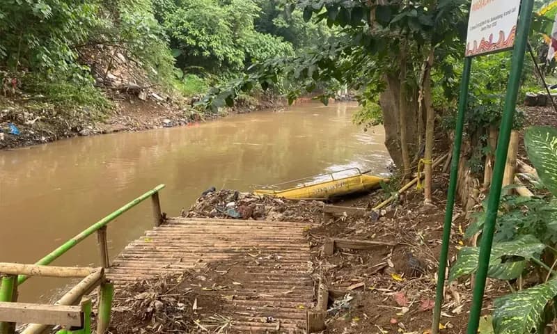 Suasana Pangkalan Batu Besar di Condet, Jakarta Timur yang dipenuhi sampah. (Foto: Parboaboa/M. Prasetyo)