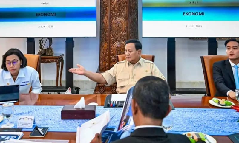 Presiden Prabowo Subianto memimpin rapat terbatas bersama sejumlah jajaran Menteri Kabinet Merah Putih di Istana Merdeka, Jakarta. (Foto: Dok. BPMI Setpres)