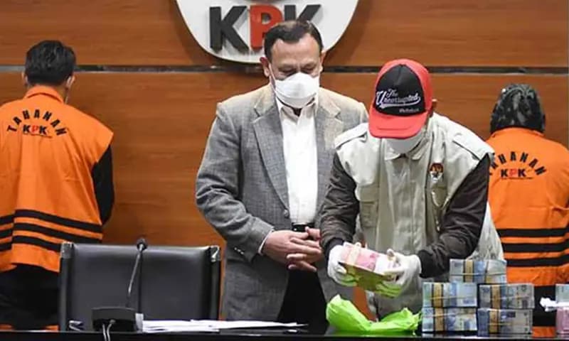 Ketua KPK Firli Bahuri (tengah) saat konferensi pers kasus dugaan korupsi di Gedung Merah Putih, Kuningan, Jakarta Selatan beberapa waktu lalu. (Foto: PARBOABOA/Hari Setiawan)