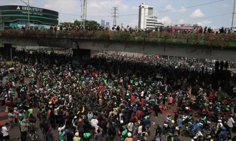 Massa melakukan unjuk rasa di kawasan depan markas Brimob, Kwitang, Senen, Jakarta Pusat, Jumat (29/8/2025). (Foto: IG/@rakyatjaya)