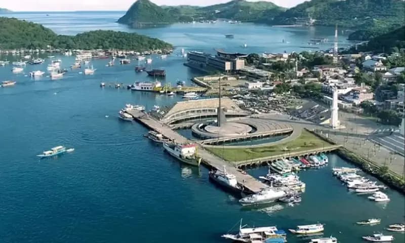 Pemandangan kota Labuan Bajo dengan keindahan laut dan daratnya. (Foto: IG/@bulb)