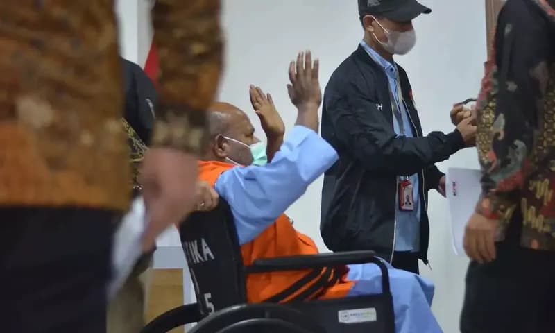 Gubernur Papua Lukas Enembe saat berada di gedung KPK. Luka Enembe terjerat perkara suap dan gratifikasi. (PARBOABOA/Michael Siburian)