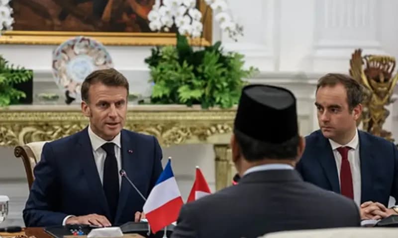 Presiden Prancis Macron saat kunjungan kerja di Indonesia. (Foto: Instagram/@presidenrepublikindonesia)