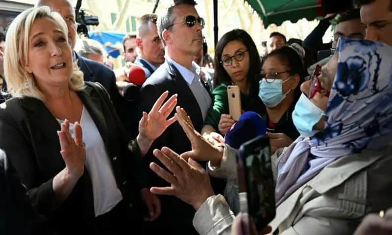 Calon presiden Prancis, Marine Le Pen (kiri) berjanji melarang penggunaan hijab jika memenangi Pemilu putaran kedua mendatang. Getty Images