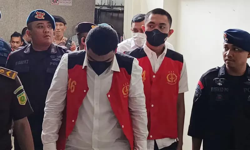 Mario Dandy Satriyo (20) dan Shane Lukas (19) tiba di PN Jakarta Selatan untuk menjalani sidang perdana dugaan kasus penganiayaan terhadap David Ozora (17). (Foto: Parboaboa/Hasanah)
