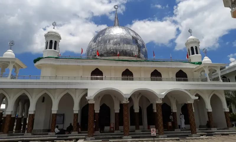 Masjid Raya yang terletak di Jalan Masjid, Kecamatan Siantar Barat, merupakan masjid tertua di Pematang Siantar karena usianya telah mencapai lebih dari 1 abad. (Foto: Parboaboa/Halima)