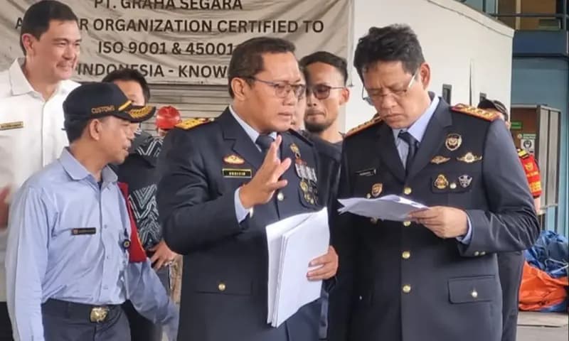 Menteri Keuangan Purbaya Yudhi Sadewa dan Kepala Kantor Pelayanan Utama Bea dan Cukai Tipe A Tanjung Priok Sodikin saat sidak ke Tempat Pemeriksaan Fisik Terpadu (TPFT) Graha Segara di Kawasan Pelabuhan Tanjung Priok, Jakarta, Senin (13/10/2025). (Foto: D