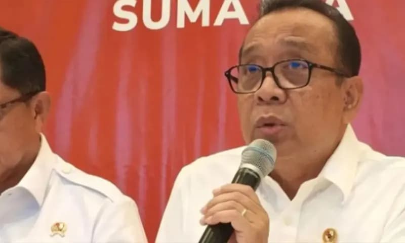 Menteri Koordinator Bidang Pembangunan Manusia dan Kebudayaan (Menko PMK) Pratikno dalam konferensi pers perkembangan penanggulangan bencana Sumatera di Jakarta, Jumat 19 Desember 2025. (Foto: Dok. Tangkap Layar)