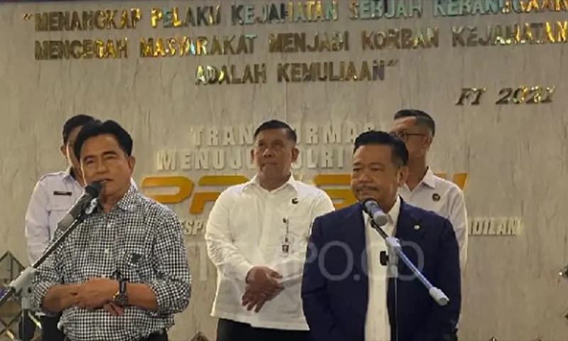 Menteri Koordinator Bidang Hukum, Hak Asasi Manusia, Imigrasi, dan Pemasyarakatan Yusril Ihza Mahendra dan wakilnya Otto Hasibuan saat ditemui di Polda Metro Jaya. 9 September 2025. (Foto: Dok. Tempo)