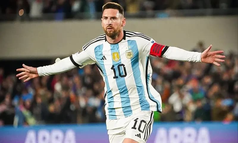 Lionel Messi terus membuktikan kehebatannya di lapangan. Gol indah yang diciptakannya bersama Timnas Argentina melalui tendangan bebas menciptakan satu rekor baru. (Foto: Instagram/@afaseleccion)